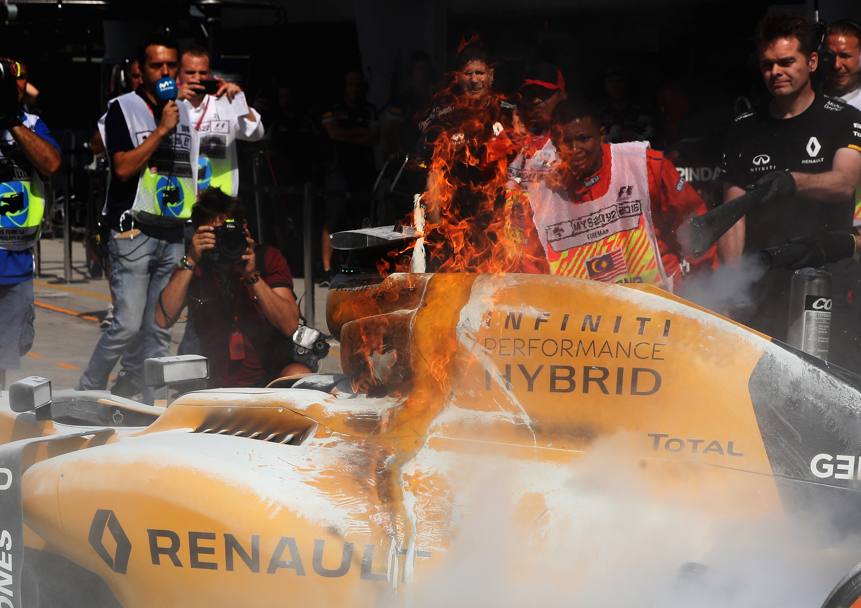 Momenti di agitazione ai box Renault durante le prime libere del GP della Malesia: la vettura di Kevin Magnussen ha preso fuoco ai box e si  dovuto intervenire in fretta per domare il principio di incendio. Alla fine il fuoco  stato domato. Getty